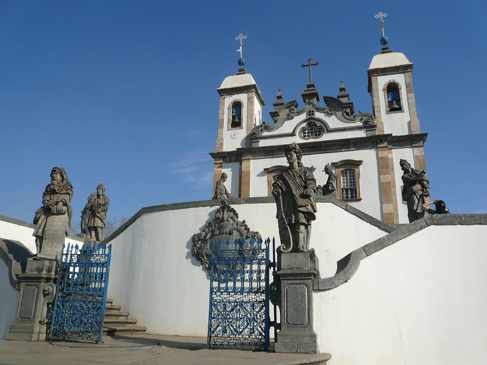 Foto dos profetas no santuário de Bom Jesus do Matozinhos, em um dia insolarado.