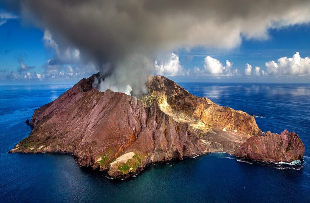 Vulcão Whakaari em erupção.