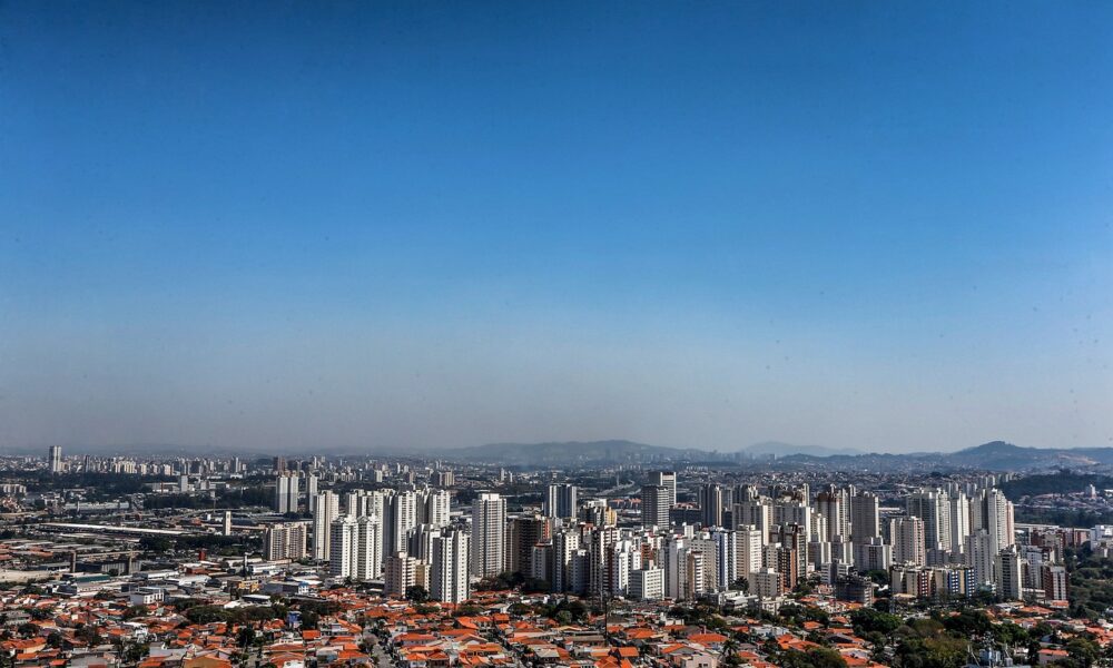 Imagem do bairro de Pinheiros, com prédios apontando ao horizonte.