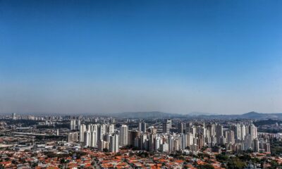 Imagem do bairro de Pinheiros, com prédios apontando ao horizonte.