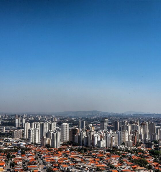 Imagem do bairro de Pinheiros, com prédios apontando ao horizonte.