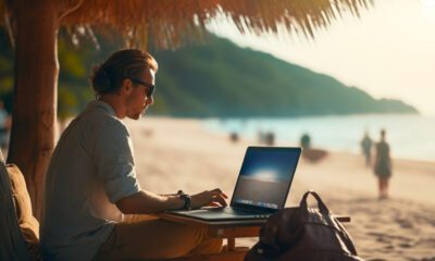Homem com computador na praia