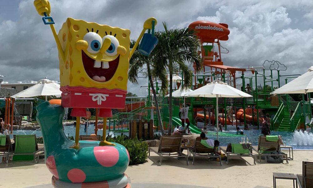 Estátua do Bob Esponja no Parque da Nickelodeon.