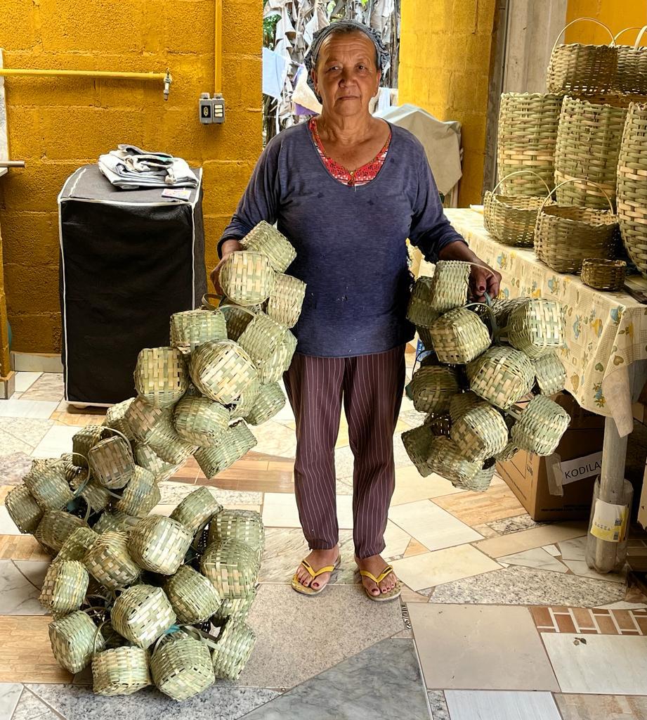 Através das mãos de D. Oliveira as tradições da cestaria são preservadas.