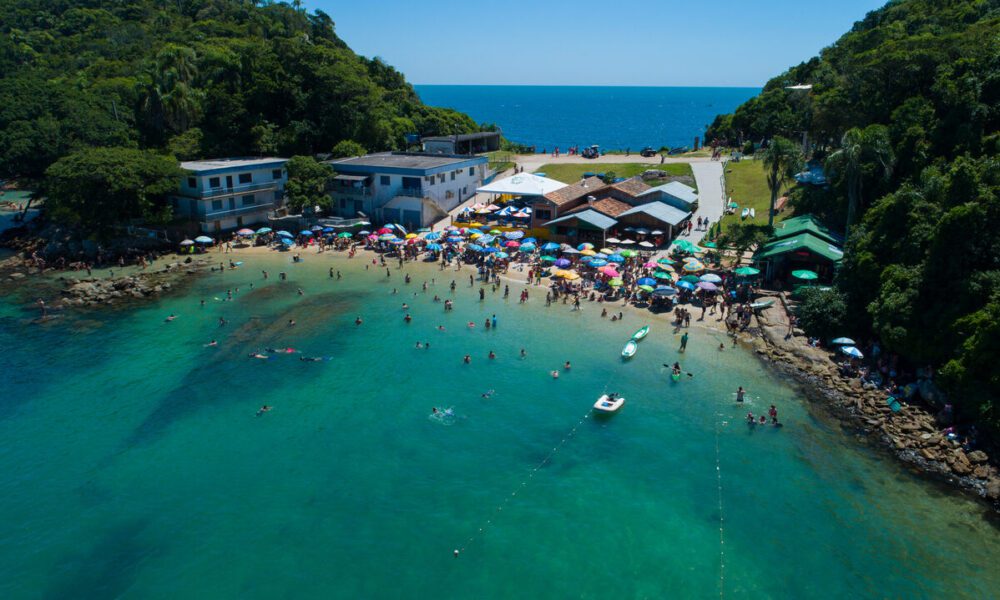 Praia da Sepultura - Bombinhas - SC Costa da Esmeralda