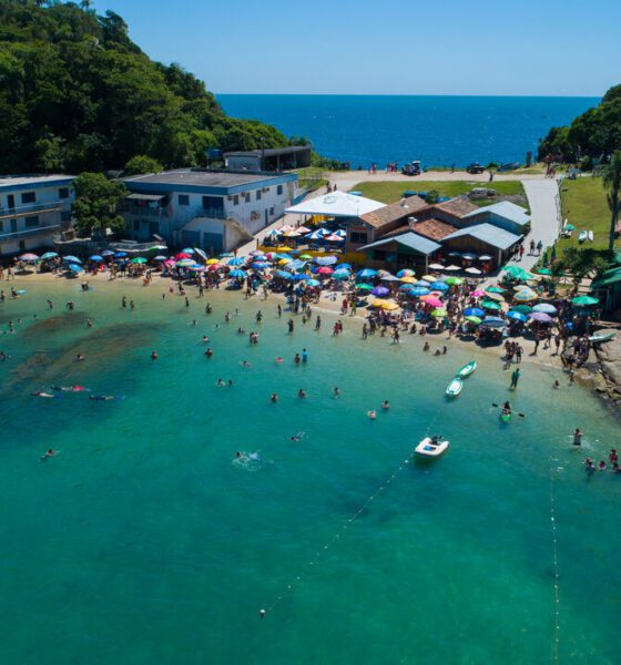 Praia da Sepultura - Bombinhas - SC Costa da Esmeralda