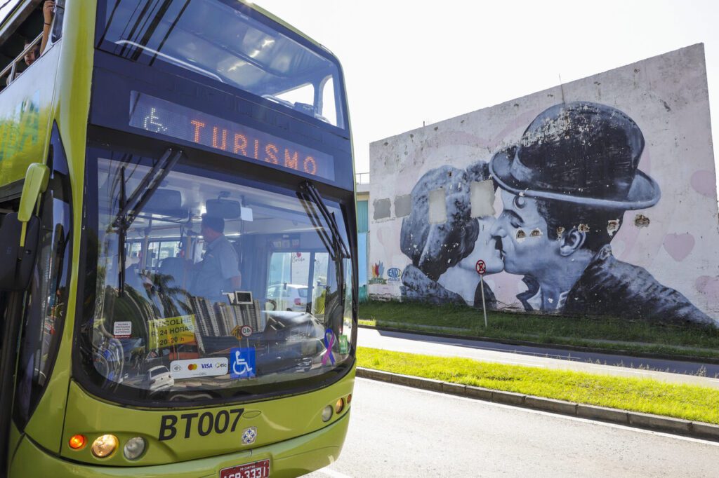 A linha Turismo de Curitiba leva o visitante a 26 locais, pagando apenas uma tarifa.
