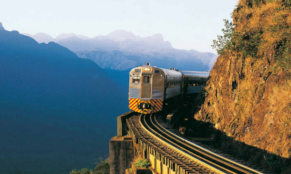 O Trem entre Curitiba e Morretes, no Paraná, é considerado um dos 10 passeios rodoferroviários mais bonitos do mundo.