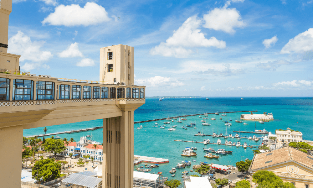 Salvador, um dos destinos para se aprofundar através de um audiolivro.