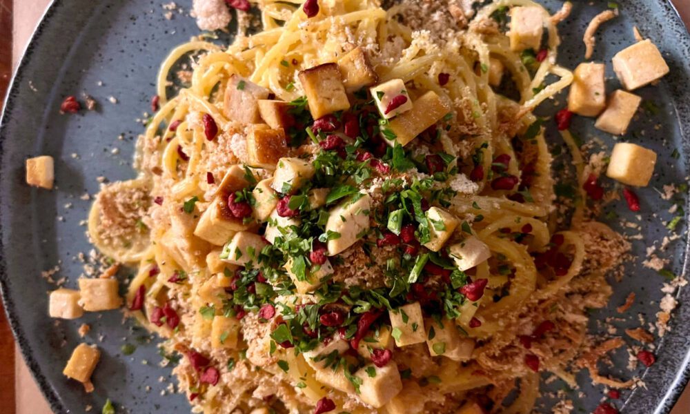 Pasta com tofu, prato vegano.