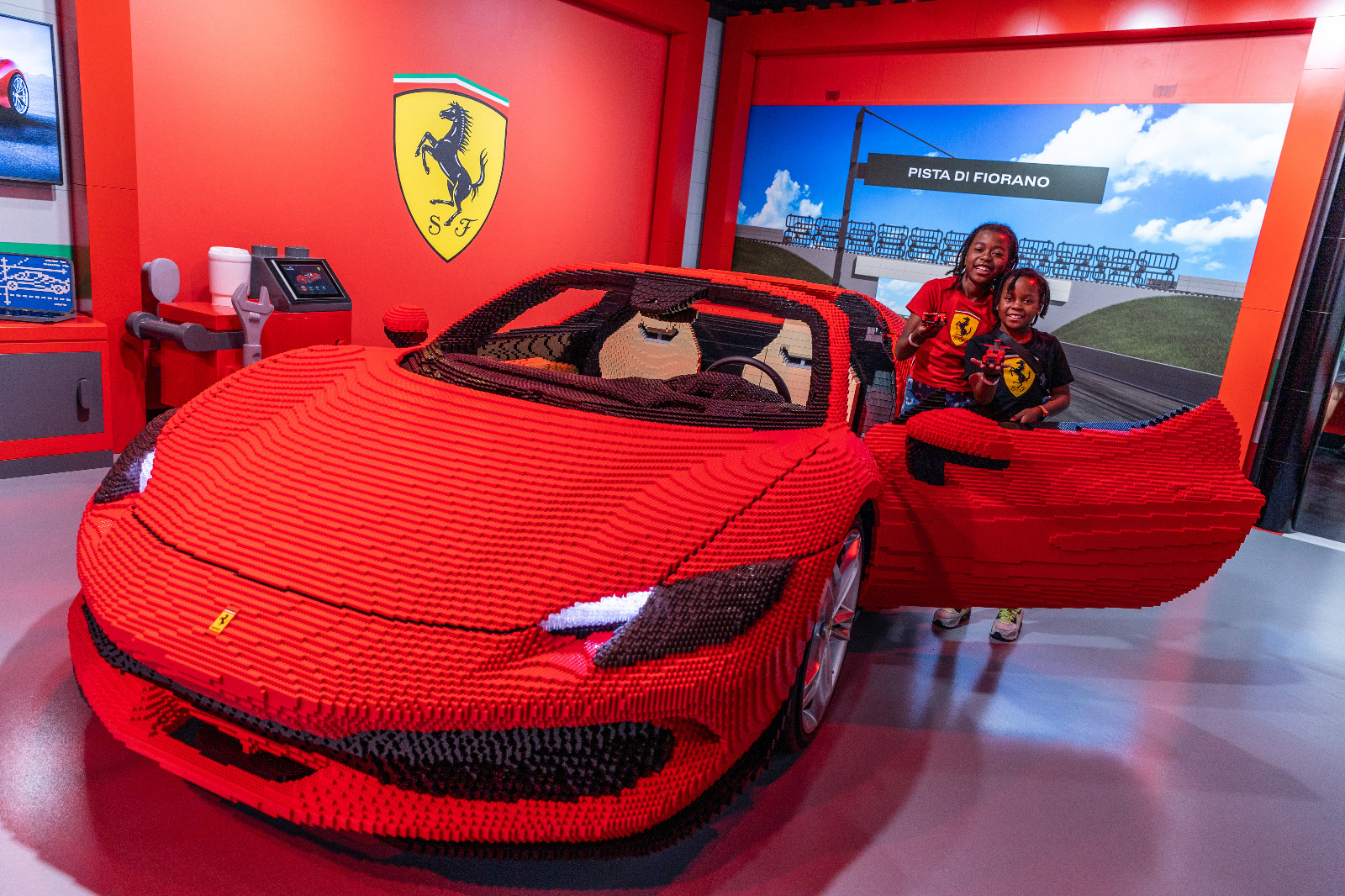 Legoland Florida: diversão em família com a novidade LEGO Ferrari Build and Race