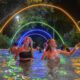 Evento aquaglow, com luzes neon dentro da piscina