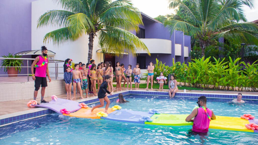Atividade de lazer para crianças na piscina do Arcobaleno