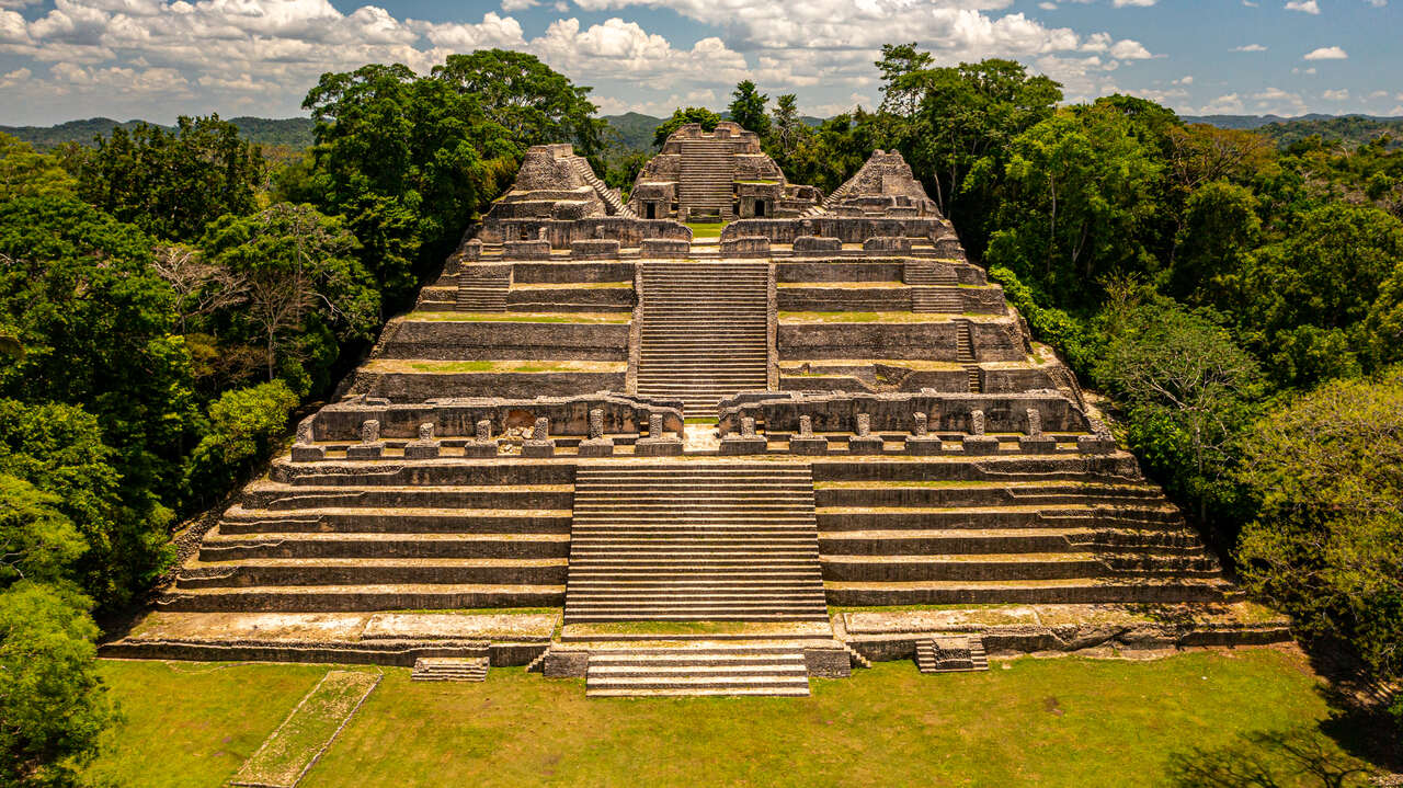 Sítio Arqueológico com Pirâmide Maia em Belize