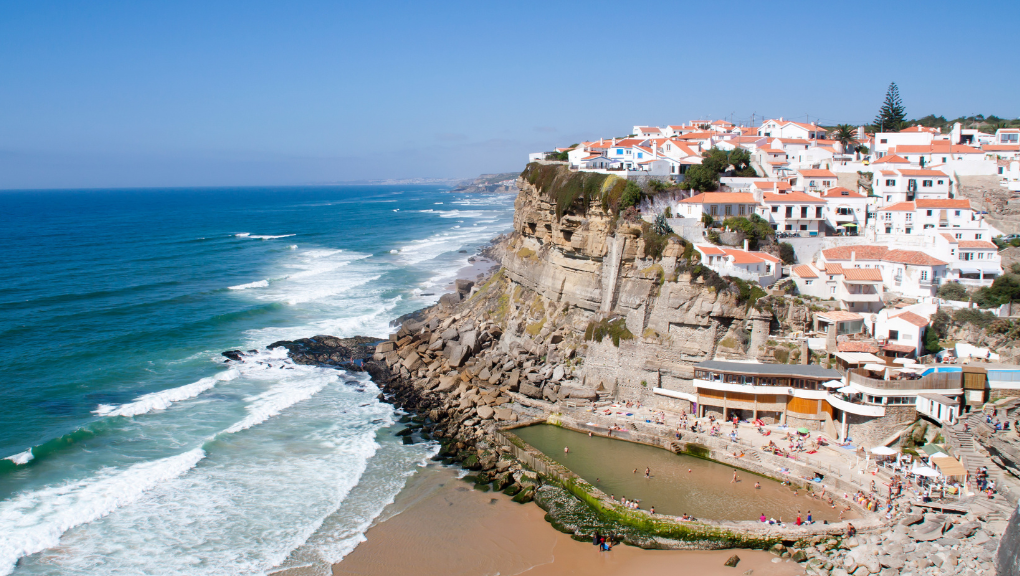 Praia de sintra, com um paredão de falésias a beira mar