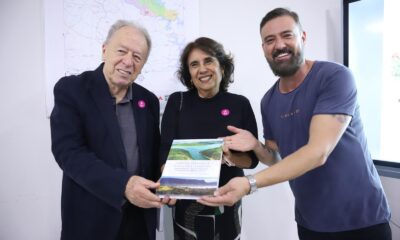 Mauro Werkema, Maria Elisa Ordones de Oliveira, coo autores do livro e secretário Leônidas Oliveira (Foto: Divulgação)