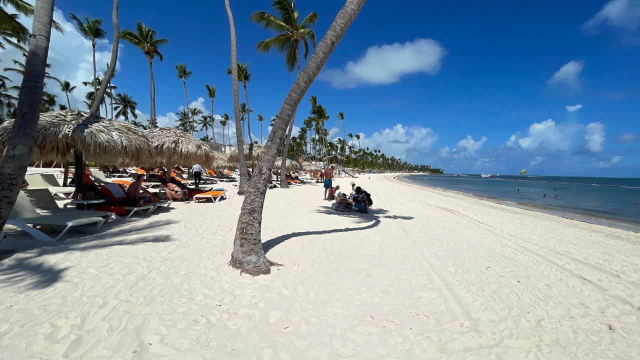 Praia com areias claras a beira do resort Sunscape Coco Punta Cana