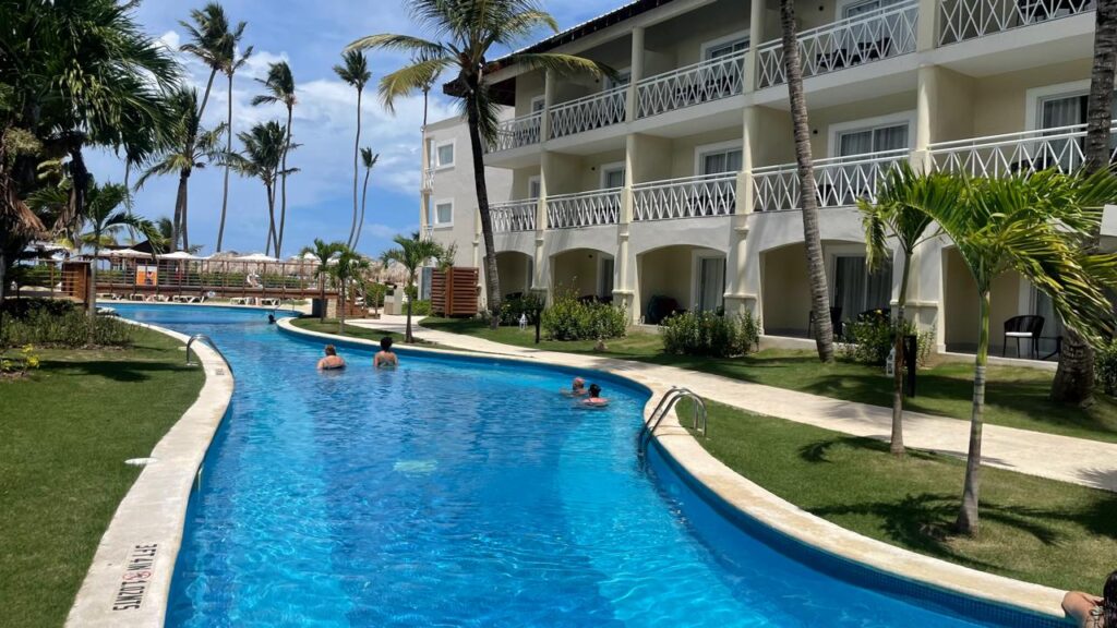 Alguns quartos possuem varanda com acesso direto para uma das piscinas do Sunscape Coco Punta Cana